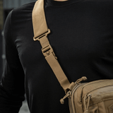 Mand bærer M-Tac Tablet Bag Laser Cut Hex med justerbar strop og robust Cordura-materiale.
