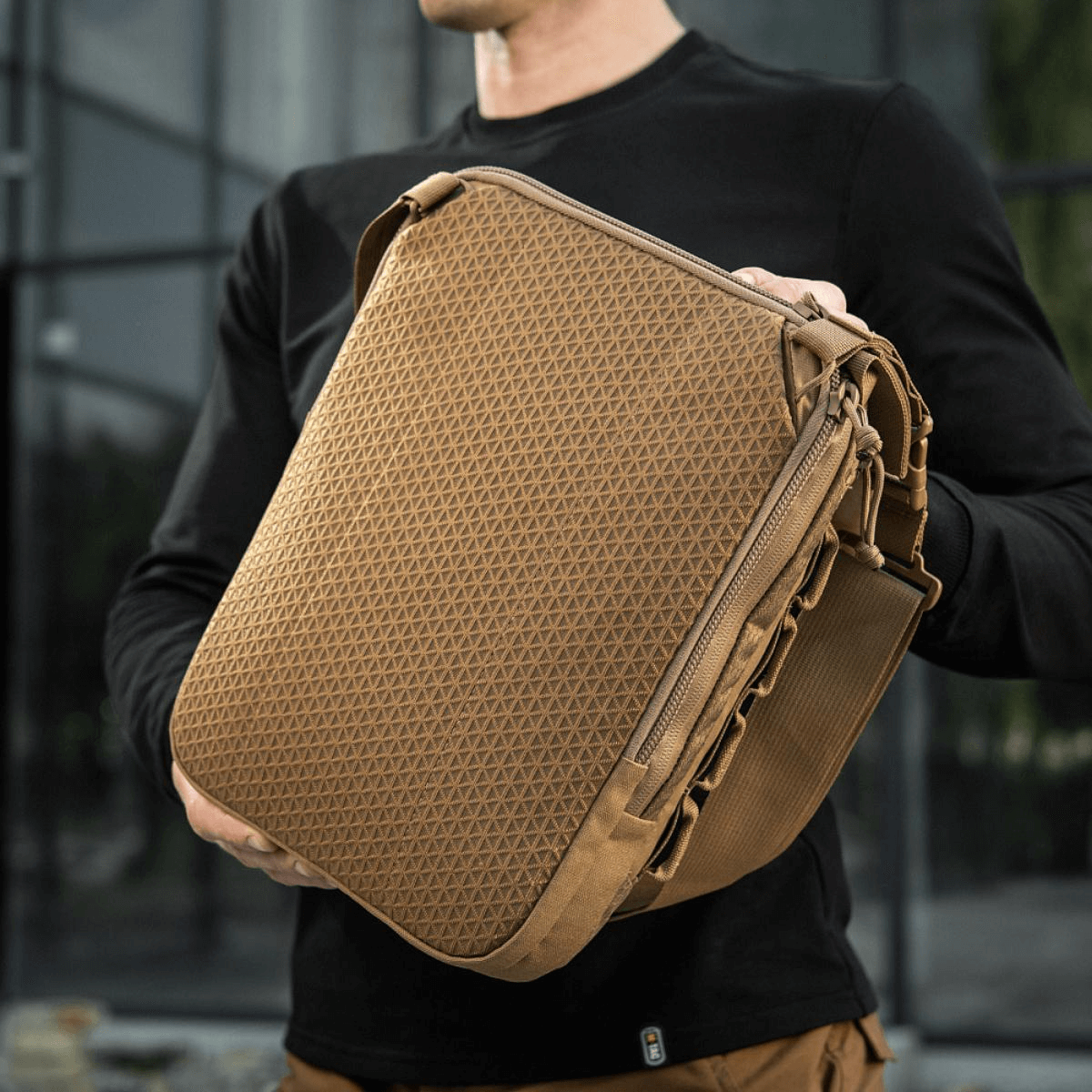Person holder M-Tac Tablet Bag Laser Cut Hex, praktisk taske til tablet og dokumenter med laser cut MOLLE panel, lavet af Cordura.