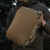 M-Tac Tablet Bag Laser Cut Hex i Cordura Hex med Laser Cut MOLLE frontpanel, til EDC og tablet, holdes af person i naturen