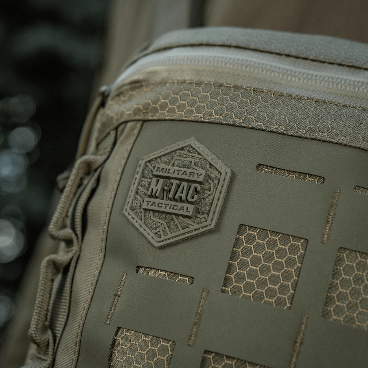 M-Tac Tablet Bag Laser Cut Hex med Cordura-materiale og Laser Cut MOLLE frontpanel, perfekt til EDC og skjult våben.