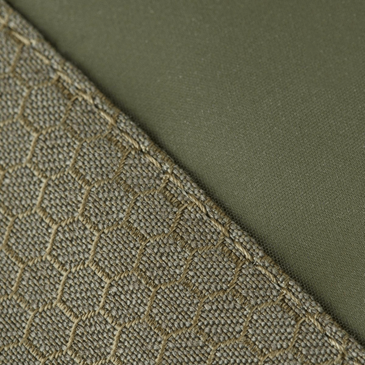 Detaljebillede af M-Tac Tablet Bag Laser Cut Hex i Cordura materiale med mønster.