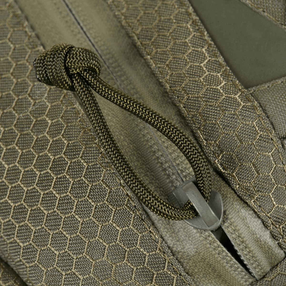 Nærbillede af M-Tac Tablet Bag Laser Cut Hex med lynlåsdetaljer og Cordura Hex materiale.