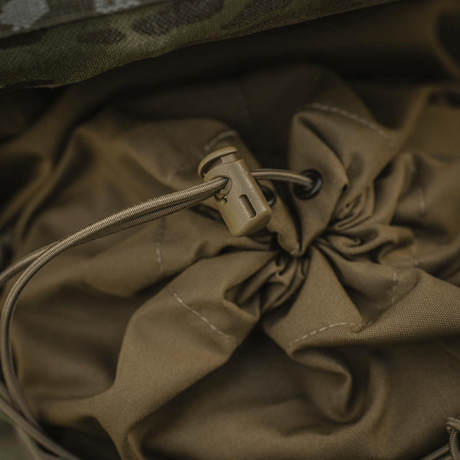 Nærbillede af M-Tac Sukharka Gen.3 Pouch med elastik- og snorelukning til sikker opbevaring, lavet af holdbart Cordura 500D.