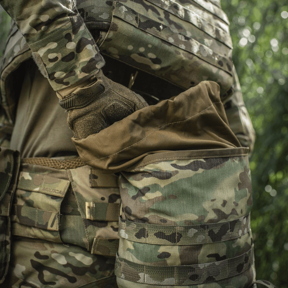 M-Tac Sukharka Gen.3 Pouch i brug på camouflagebeklædning, robust Cordura 500D materiale og MOLLE-interface til militær brug.