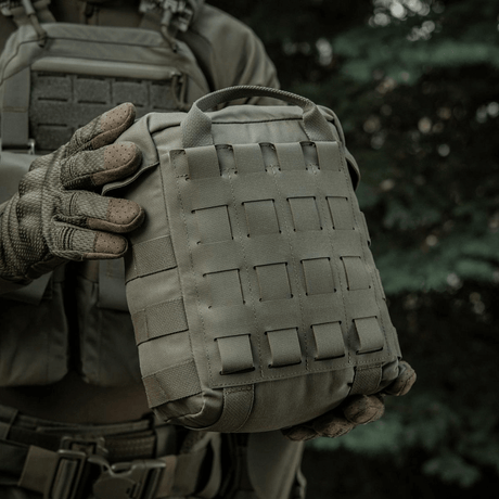M-Tac Sukharka Gen.3 Pouch i brug med MOLLE-interface og fastex-lukning, fremstillet i slidstærkt Cordura 500D, ideel til feltbrug.