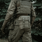 M-Tac Sukharka Gen.3 Pouch monteret på militær uniform, lavet af slidstærkt Cordura 500D med MOLLE-interface til udendørs brug.