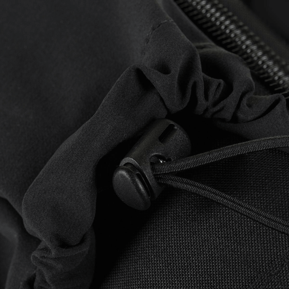 Nærbillede af snøre og detalje på M-Tac STURM Elite Rygsæk i sort stof.