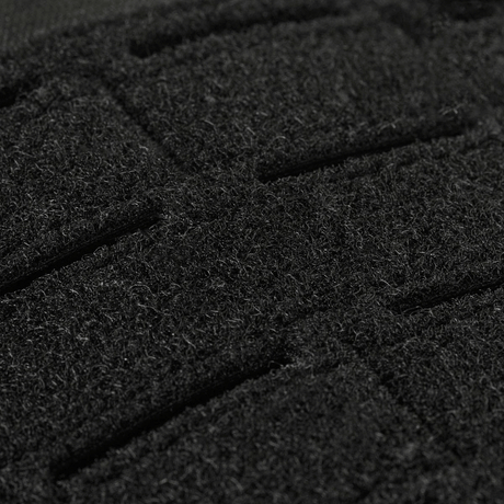 Nærbillede af sort stof med grov tekstur, der viser detaljerne i materialets overflade. Perfekt til taktile applikationer.