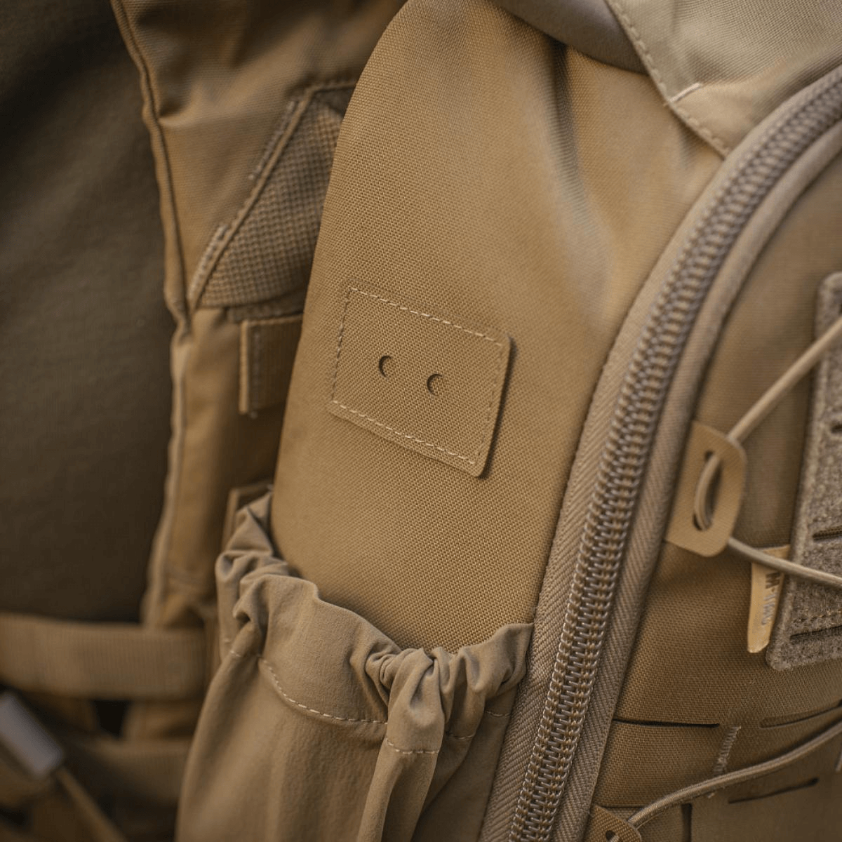 Nærbillede af M-Tac STURM Elite Rygsæk, fremstillet af Cordura med elastiske sidelommer og YKK hardware.