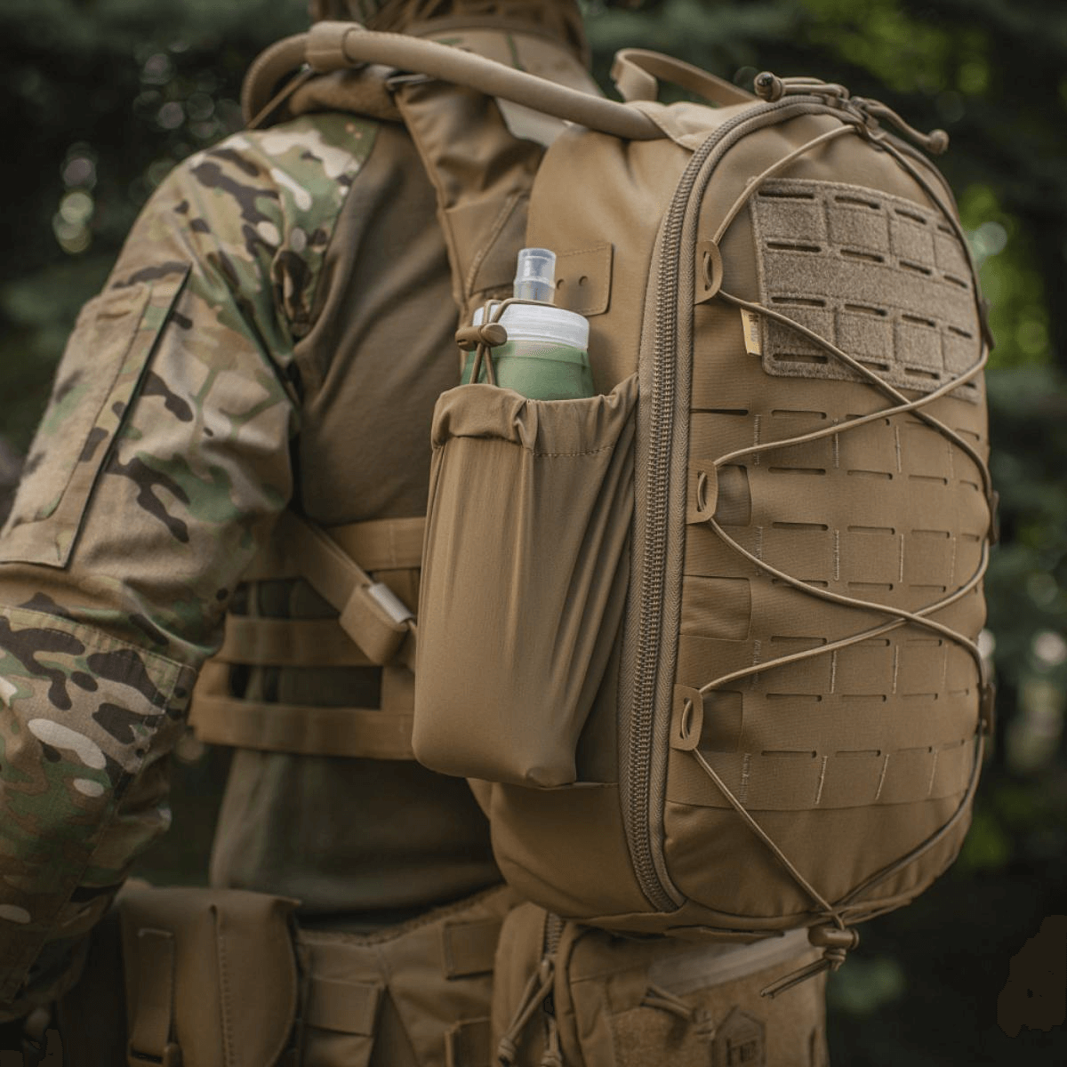 M-Tac STURM Elite Rygsæk i brug, viser MOLLE Laser Cut panel og sidelomme, perfekt til taktisk brug, lavet af holdbar Cordura materiale.