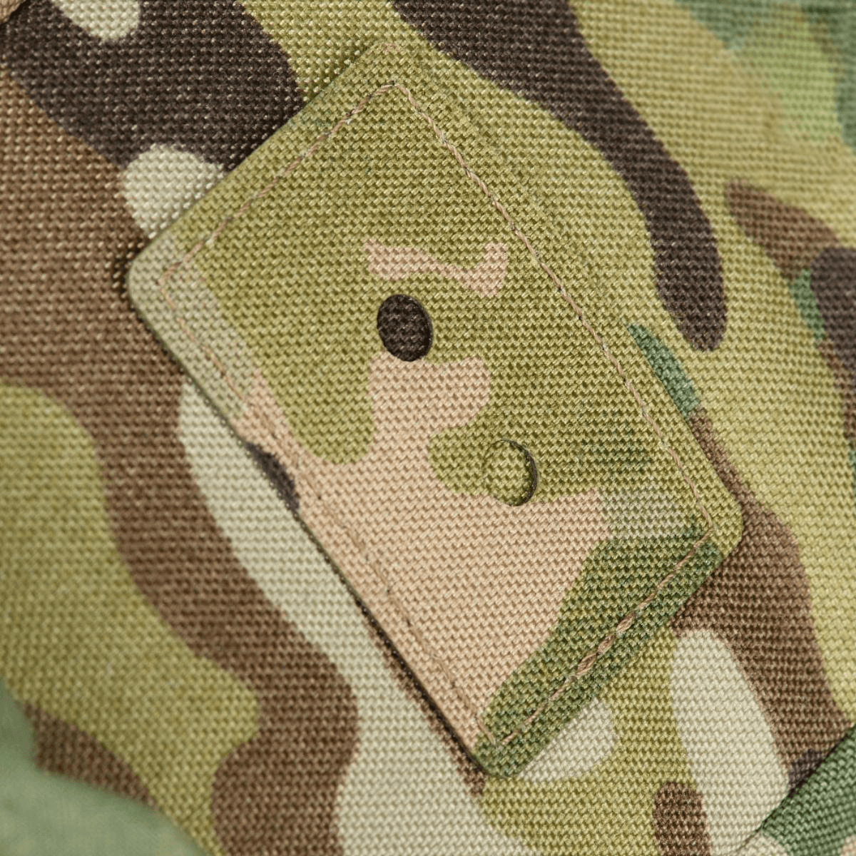 Detalje af M-Tac STURM Elite Rygsæk i camouflage stof lavet af Cordura-materiale med fokus på robust og holdbar kvalitet.