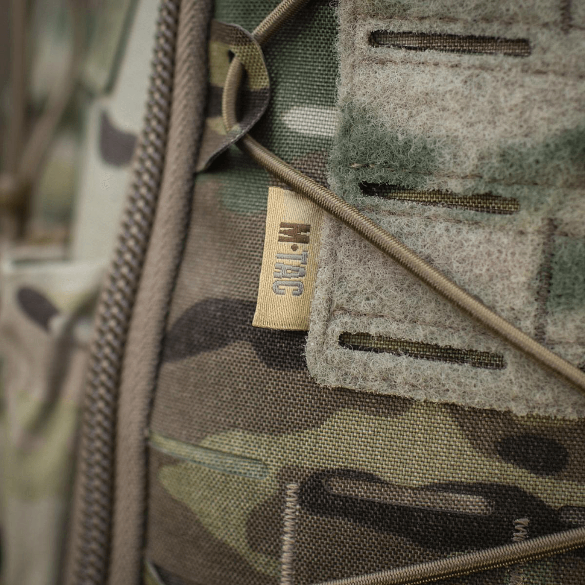 Nærbillede af M-Tac STURM Elite Rygsæk med camo-design og MOLLE panel