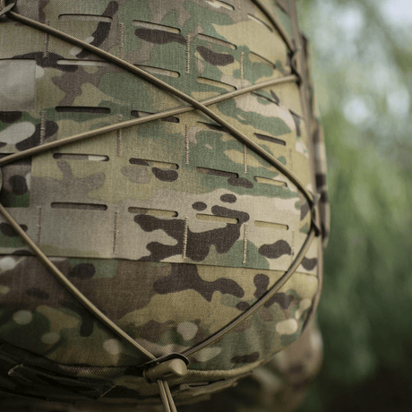 Taktisk taske med camouflage mønster set tæt på, perfekt til udendørs aktiviteter og eventyr.