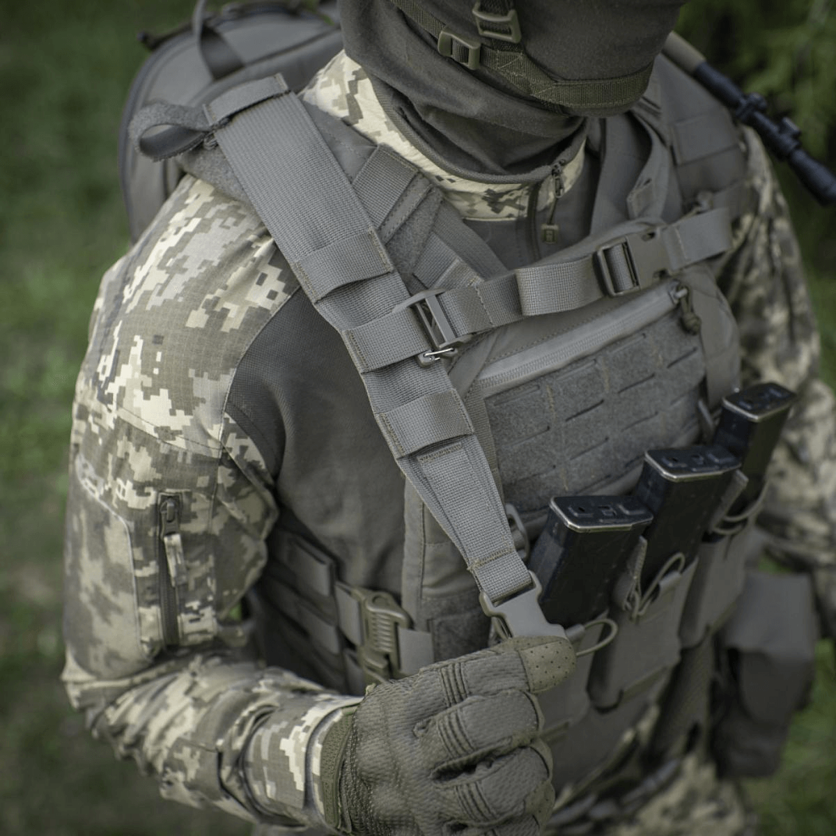 Taktisk soldat med M-Tac STURM Elite Rygsæk i skovmiljø, iført camouflage og udstyr med MOLLE Laser Cut frontpanel.
