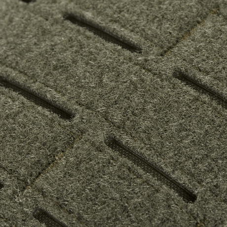 Nærbillede af grå, tekstureret stof med rektangulære mønstre