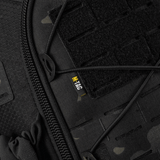 Sort taktisk taske med lynlås og M-Tac mærke, tæt på visning af stropper og velcro.