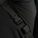 Stærk sort rem med lynlås på sort baggrund, der illustrerer stabilt rygsækdesign, perfektioneret for komfort og stil.