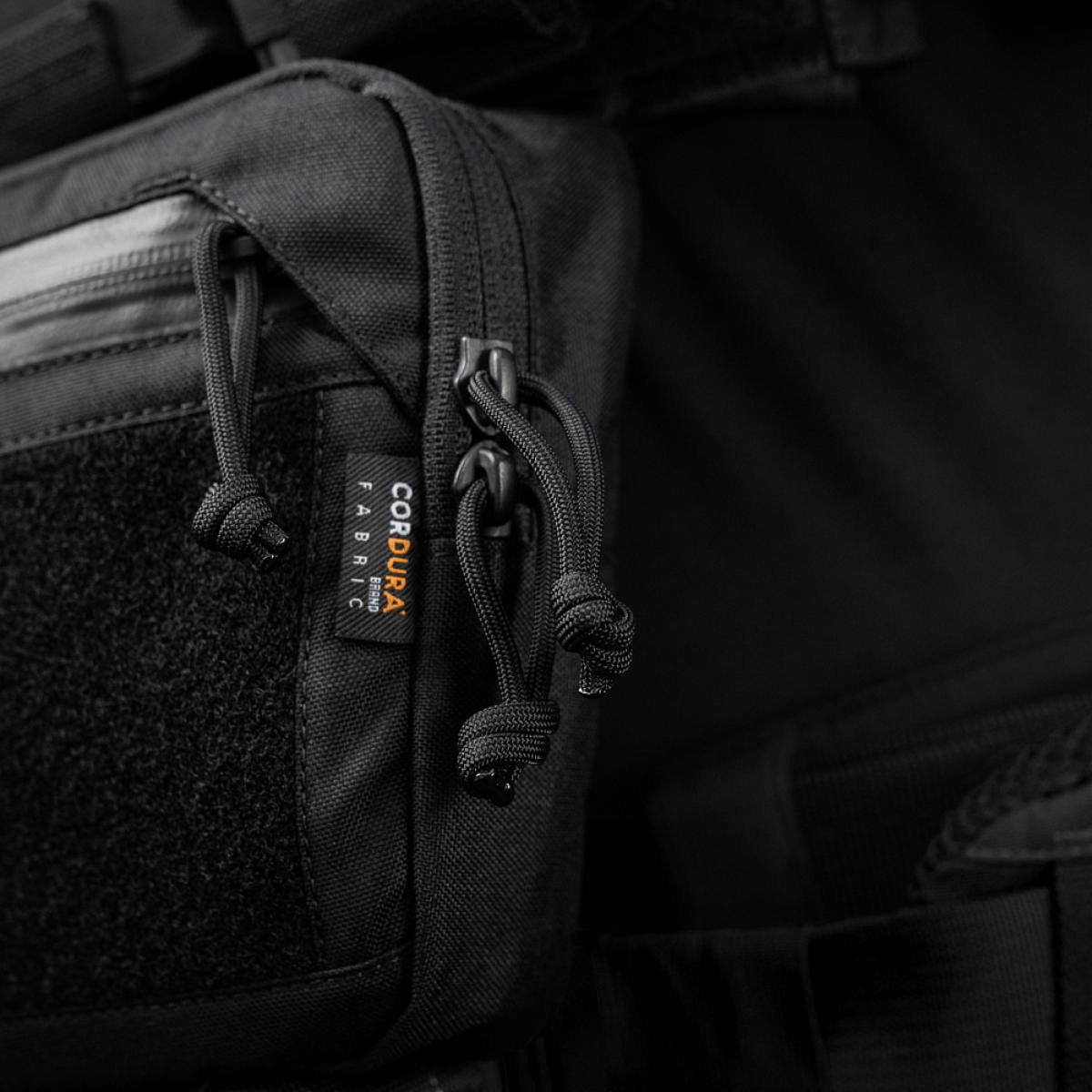 Nærbillede af M-Tac Large Elite Gen.II Skuldertaske med Cordura 500D stof og YKK lynlåse. Perfekt til taktisk brug.