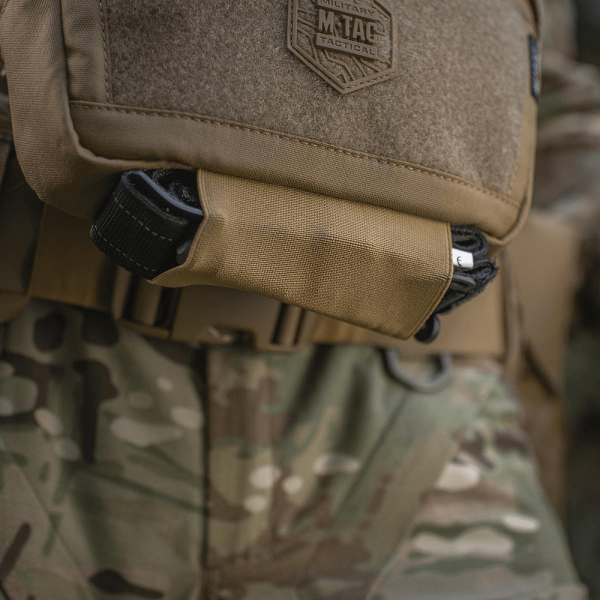 M-Tac Large Elite Gen.II Skuldertaske i Cordura 500D med YKK lynlåse, viser detalje af Velcro-panel og brandlogo.