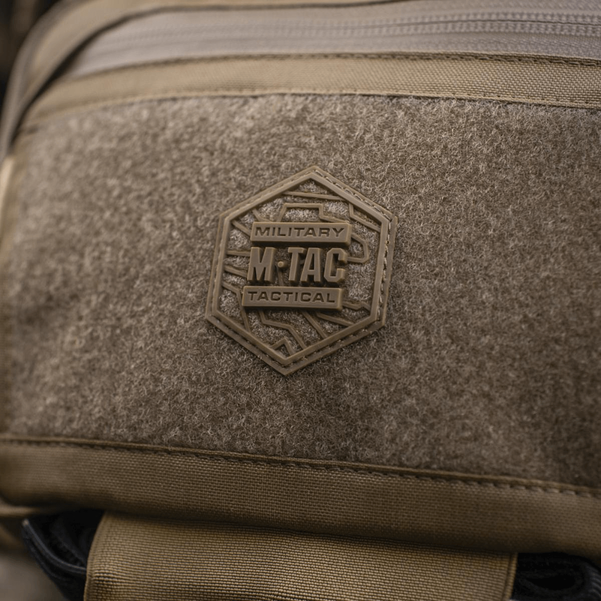 M-Tac Large Elite Gen.II Skuldertaske med hexagon Velcro-logo og taktisk design i Cordura 500D, fokus på slidstyrke og funktionalitet.
