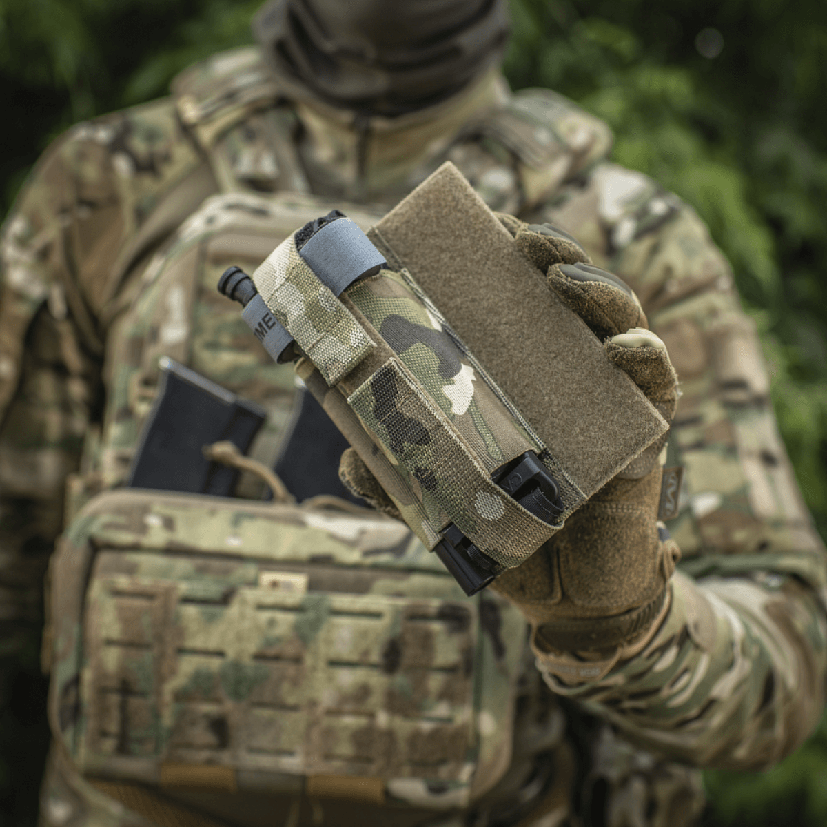 M‑Tac Tourniquet Pouch Elastic Gen.5 fastgjort til taktisk udstyr i camouflagedesign, hurtig adgang til CAT tourniquet med elastikbånd og velcro.