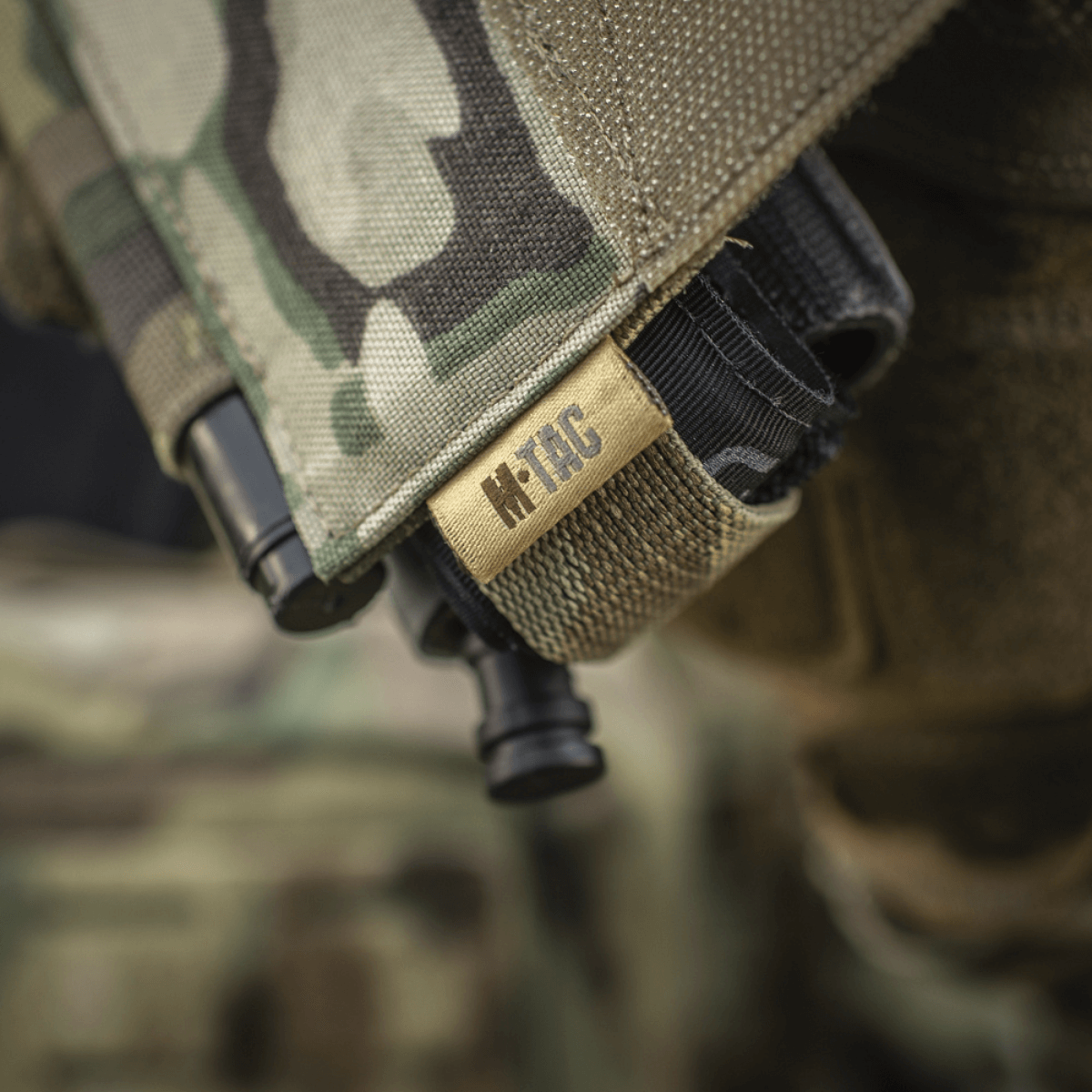 M‑Tac Tourniquet Pouch Elastic Gen.5 fastgjort til camouflagemønster, viser holdbar velcro og elastisk bånd til sikker opbevaring.