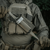M‑Tac Tourniquet Pouch Elastic Gen.5 monteret på taktisk vest i Cordura 500D, hurtig adgang fra begge sider, holder tourniquet sikkert.
