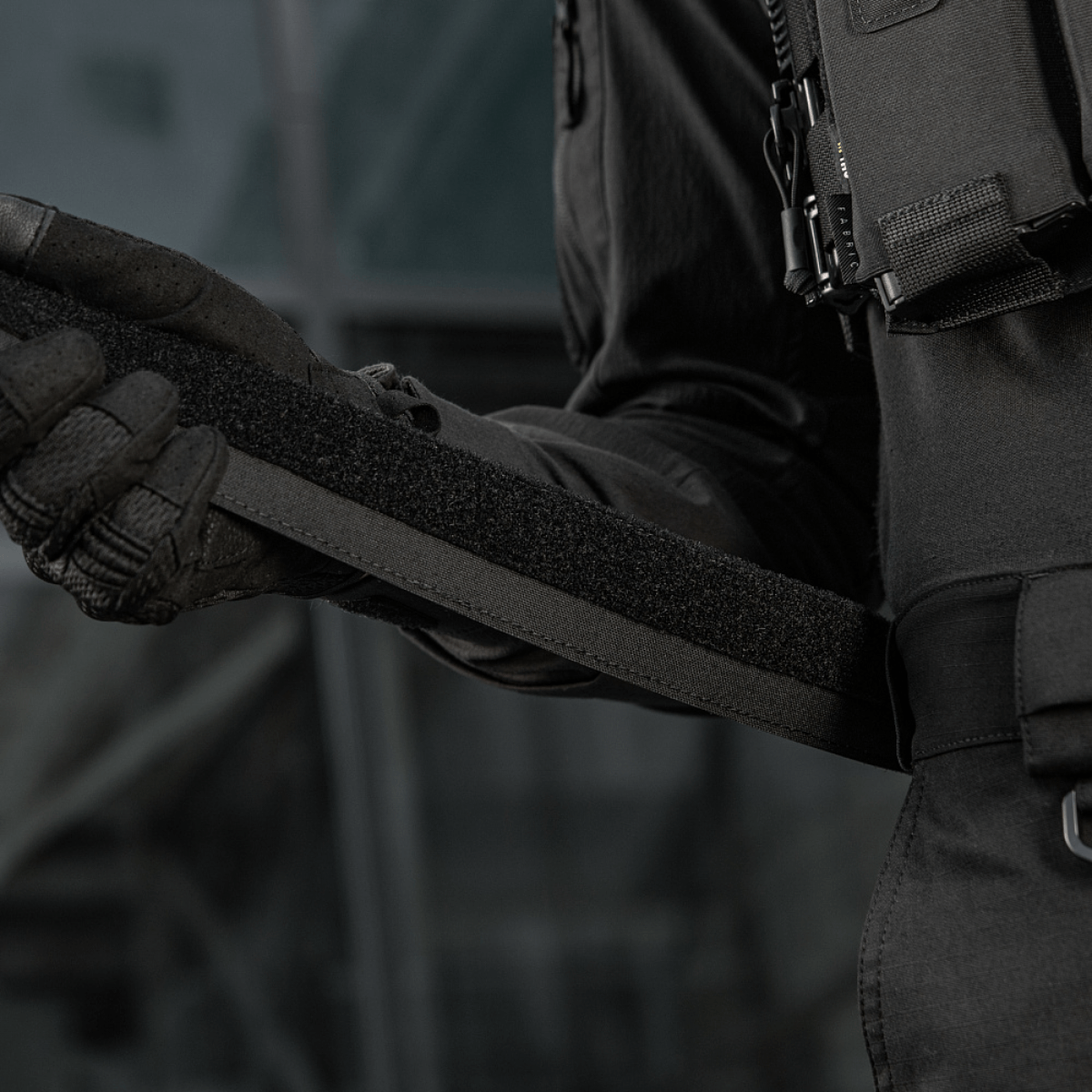 M‑Tac Internal Tiger Bælte i brug, vist i taktisk opsætning med velcrolukning og holdbart Cordura 500D materiale.