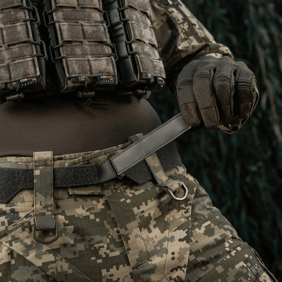 Person iført militært udstyr med M‑Tac Internal Tiger Bælte, designet til taktisk brug med fastgørelse i Cordura 500D.