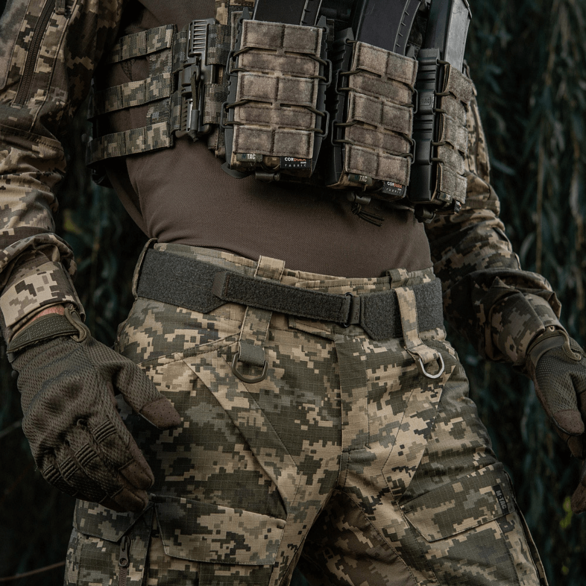 M‑Tac Internal Tiger Bælte i aktion med militært udstyr, designet til taktisk brug og stabilitet.