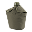 Grøn M-Tac flaske i slidstærkt polyester med to knapper, ideel til vandreture med MOLLE-system montering.
