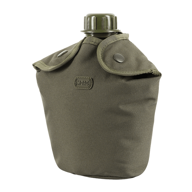 Grøn M-Tac flaske i slidstærkt polyester med to knapper, ideel til vandreture med MOLLE-system montering.