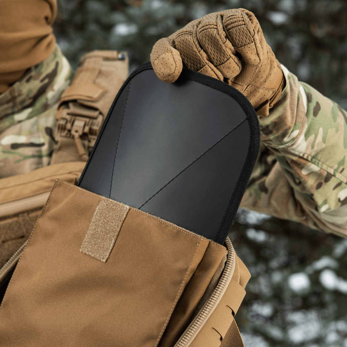 Soldat med M-Tac Rygsæk Sturm Elite Gen.II viser rygsækkens indvendige rum, der er designet til selvforsynende feltture.