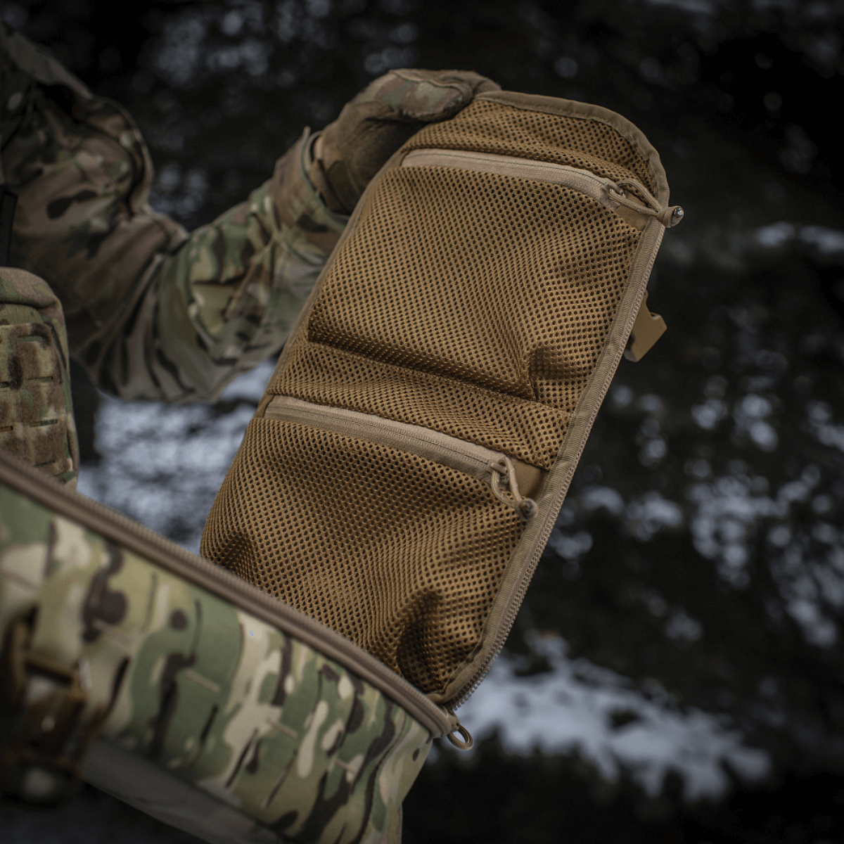 M-Tac Rygsæk Sturm Elite Gen.II med åbnet hovedrum med netlommer til EDC-udstyr i felten, militær camouflage-design.