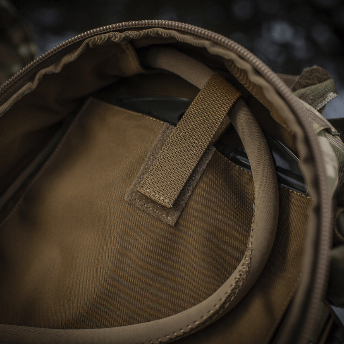 Indvendigt rum af M-Tac Rygsæk Sturm Elite Gen.II med drikkesystem åbning, designet til raid-missioner og selvforsynende ophold.
