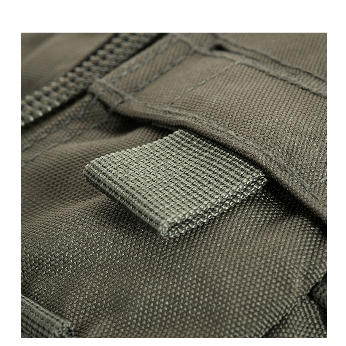 Nærbillede af M-Tac Large Assault Pack Rygsæk Laser Cut med MOLLE-system og modulær lommefastgørelse.