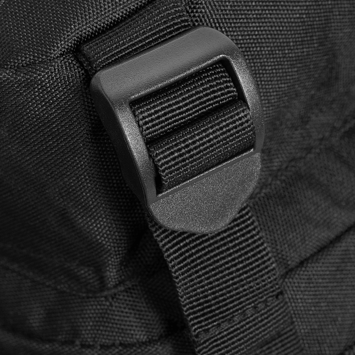 Nærbillede af M-Tac Assault Pack Laser Cut's robuste remsystem med let justering