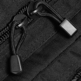 Nærbillede af lynlåsstropper på M-Tac Assault Pack Laser Cut rygsæk i slidstærkt polyester med MOLLE-system.