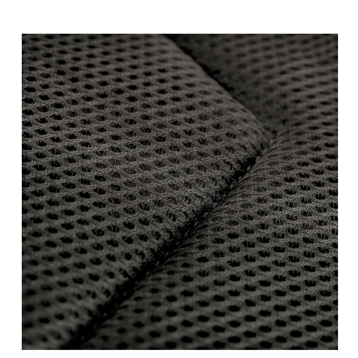 Detalje af polstringen på M-Tac Large Assault Pack Rygsæk, der viser komfortabelt mesh-stof til justerbare skulderremme.