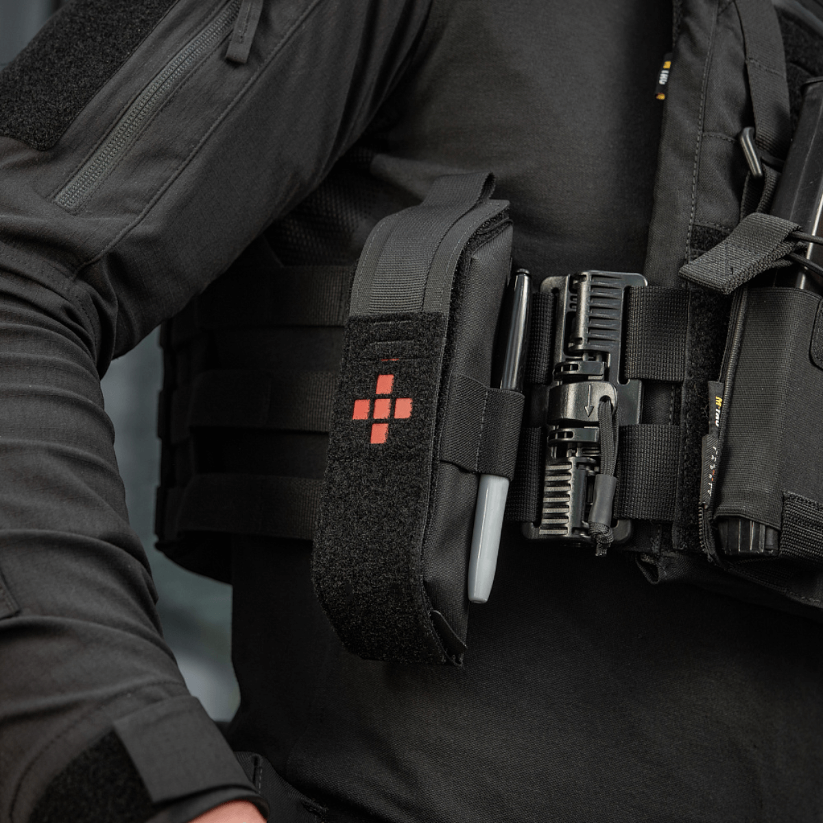 M-Tac Lomme til Tourniquet Closed fastgjort på taktisk udstyr for pålidelig beskyttelse og hurtig adgang under nødsituationer.
