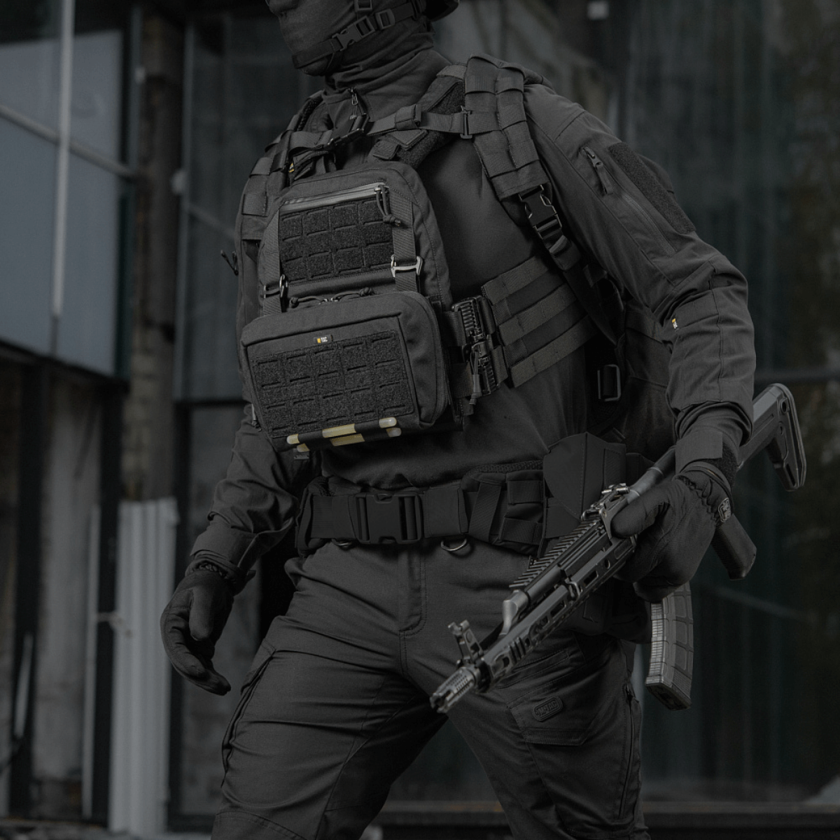 Taktisk operatør iført M-Tac Admin Pouch Large Elite, til opbevaring af udstyr som dokumenter og lommelygte, fremstillet af Cordura 500D.