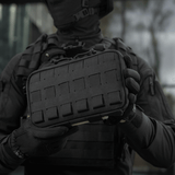 M-Tac Admin Pouch Large Elite i brug i en taktisk situation, fremstillet af holdbart Cordura 500D, velegnet til taktisk udstyr.