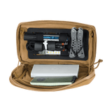 Åben M-Tac Admin Pouch Large Elite indeholder taktisk udstyr som multitool, lommelygte og dokumenter.