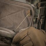 M-Tac Admin Pouch Large Elite i brug til taktisk opbevaring, fremstillet af holdbart Cordura 500D med velour-velcro indvendige vægge.