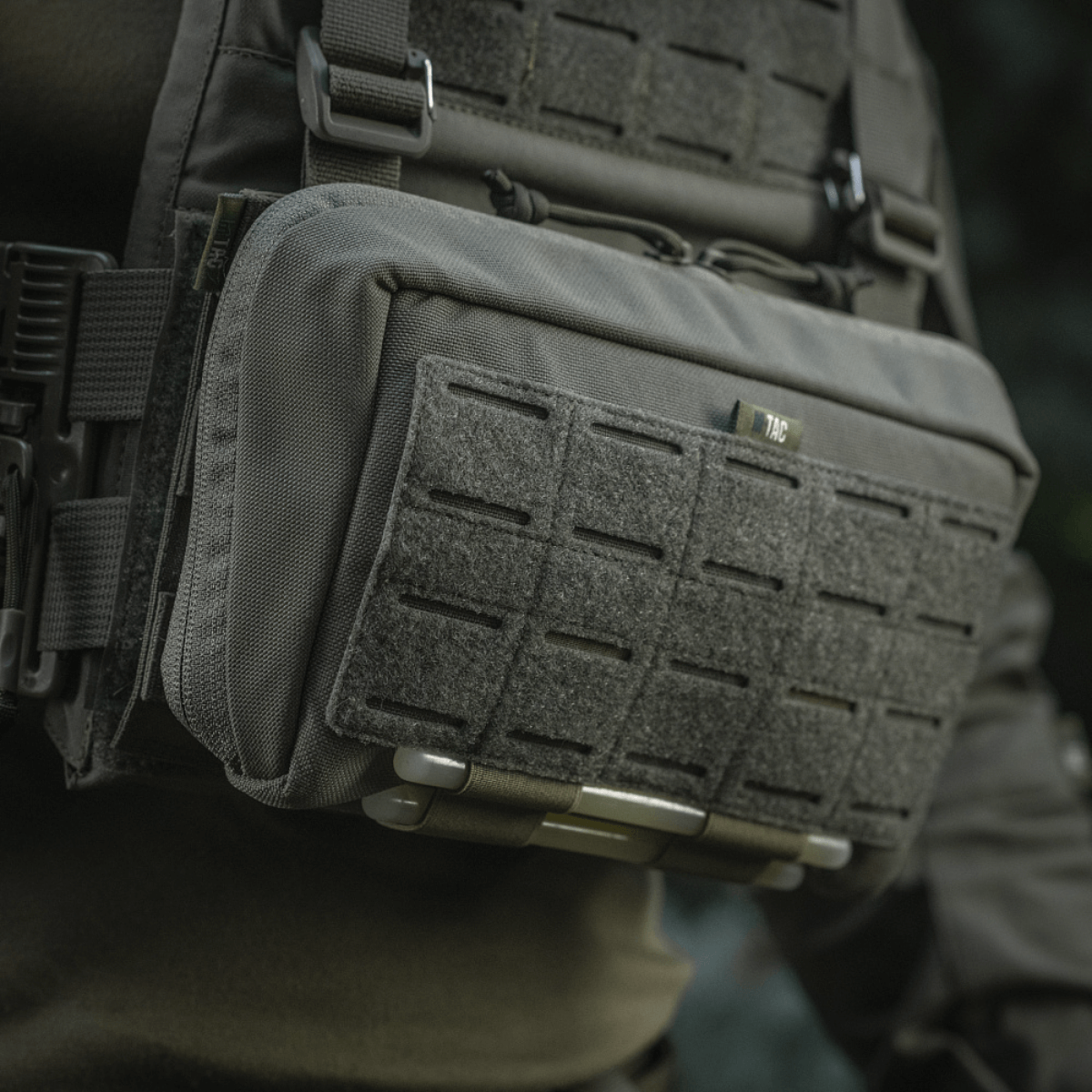 M-Tac Admin Pouch Large Elite monteret på taktisk vest