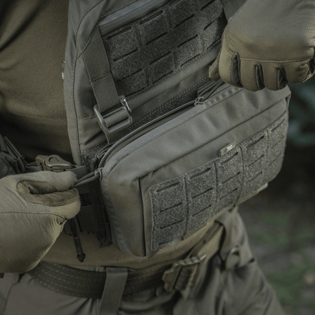 M-Tac Admin Pouch Large Elite i brug, viser den slidstærke Cordura 500D konstruktion og funktionelle design.