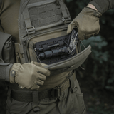 M-Tac Admin Pouch Large Elite åbenbar funktionalitet og slidstærke materialer i brug udendørs.