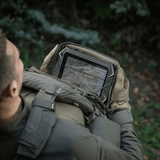 Person bruger M-Tac Admin Pouch Large Elite i taktisk miljø med tablet og kortopbevaring.