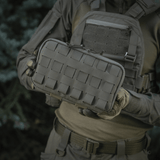 Person holder M-Tac Admin Pouch Large Elite i taktisk gear, fremstillet af slidstærkt Cordura, laser cut velcro-panel foran.