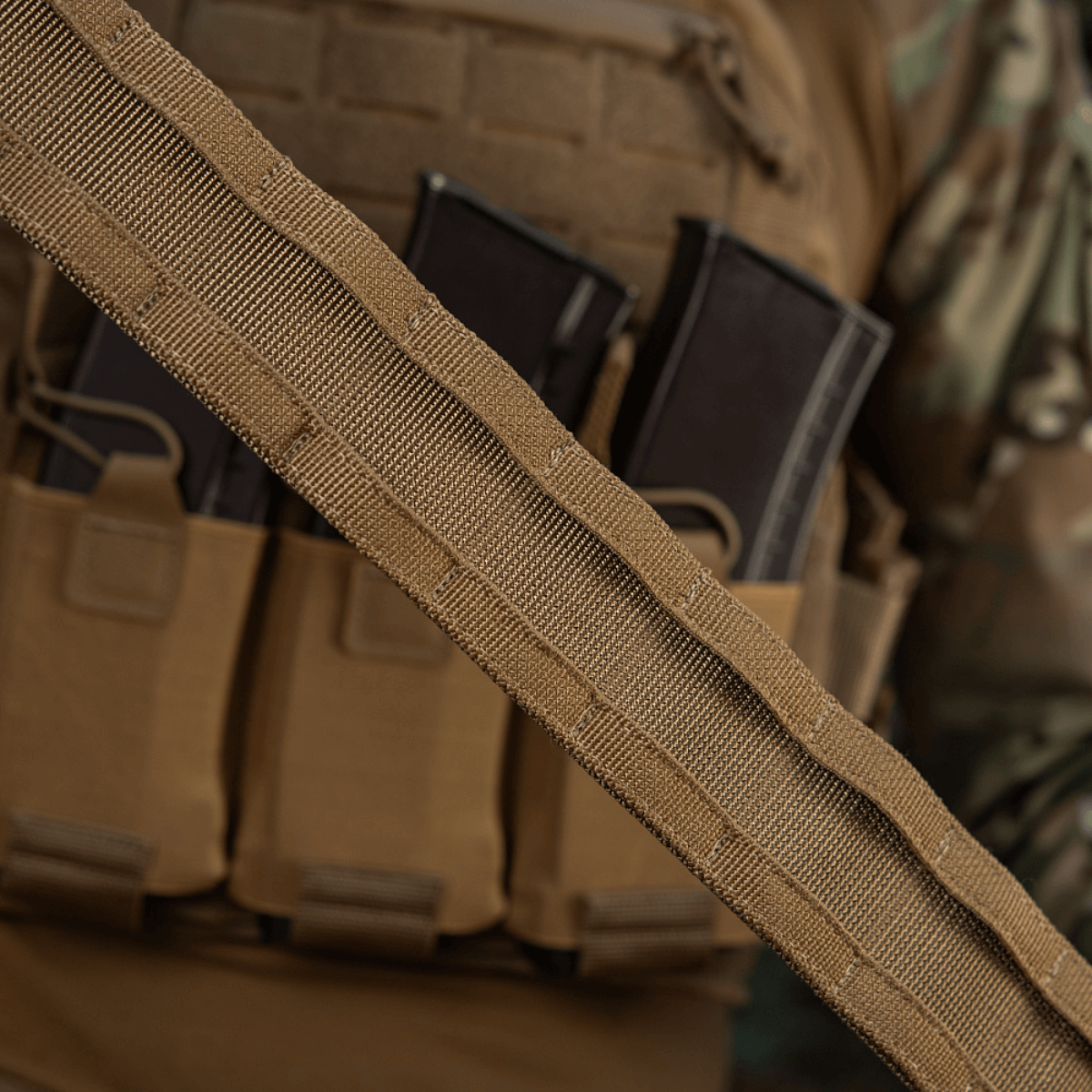 M-Tac Range Bælte Cobra Buckle Gen.IV med taktisk udstyr og magasintasker, designet til militær og politi.